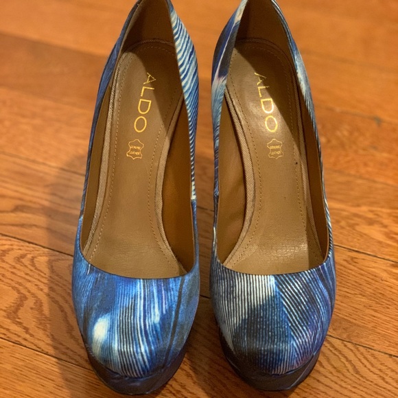 Navy stiletto. Excellent condition with box. - Picture 2 of 4